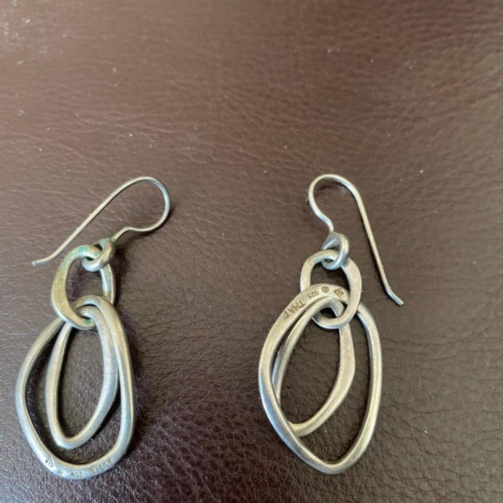 STERLING  SILVER  VINTAGE  THAI  EARRING  .